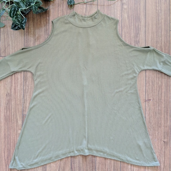 🌴 Casual Sage Mock Cut Out Loose Fit Top - Small - Picture 3 of 4